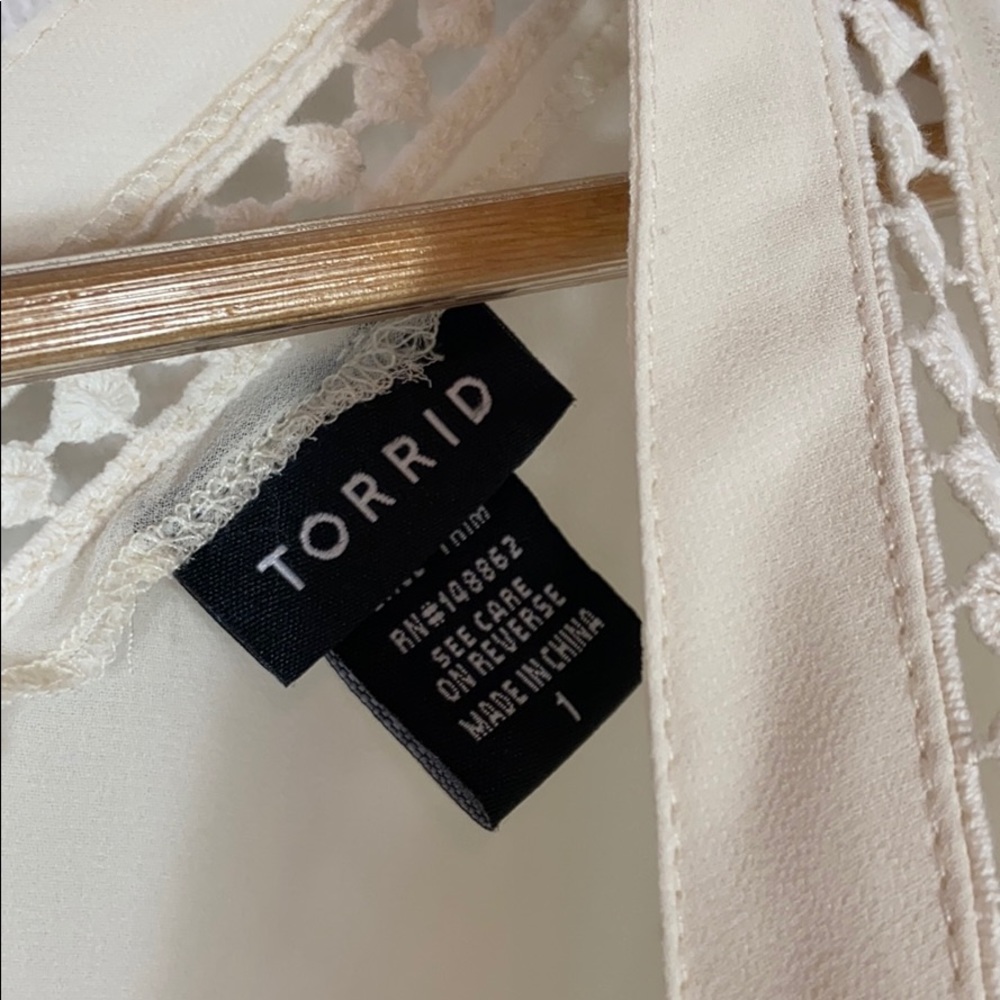Euc Torrid cream sheer flutter sleeve top 1X - Picture 3 of 6